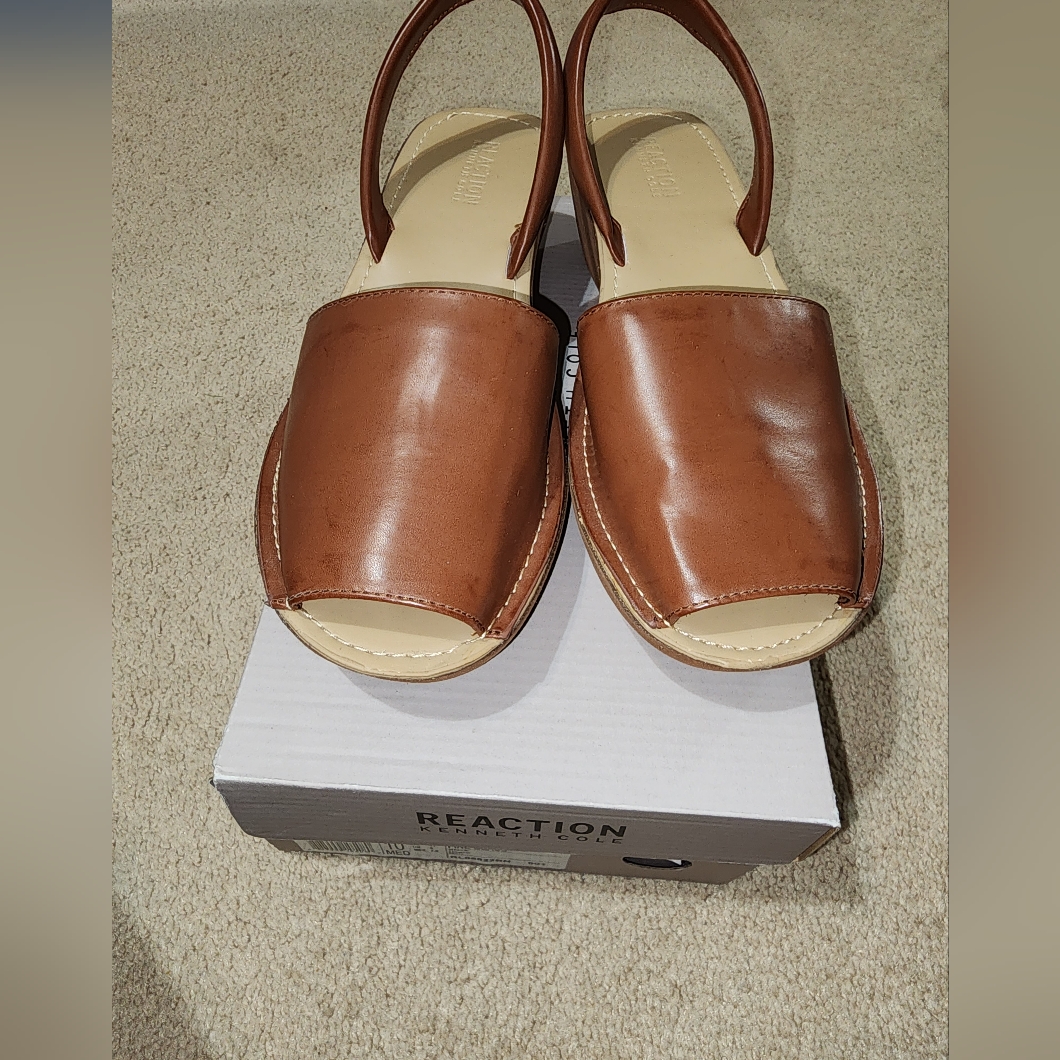 Brand NewThe Kenneth Cole Reaction Cognac